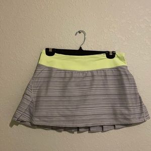 Size 6 pace setter lululemon skort. Gray stripe with green waistband